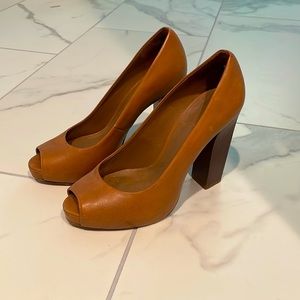 Tory Burch tan leather pump